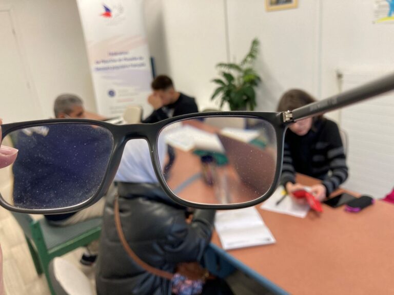 Consultation ophtalmologique au centre Nancy Sud Vision avec une patiente portant des lunettes