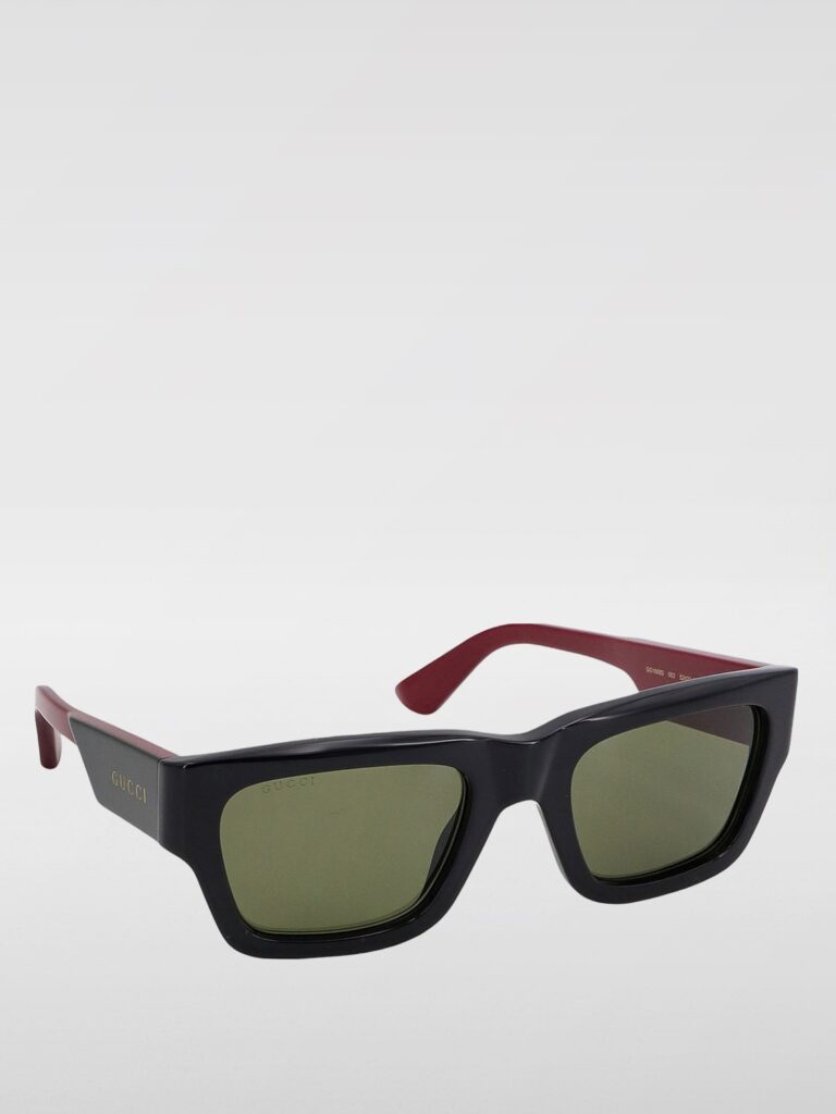 Homme élégant portant une paire de lunettes de soleil Gucci noires au design contemporain