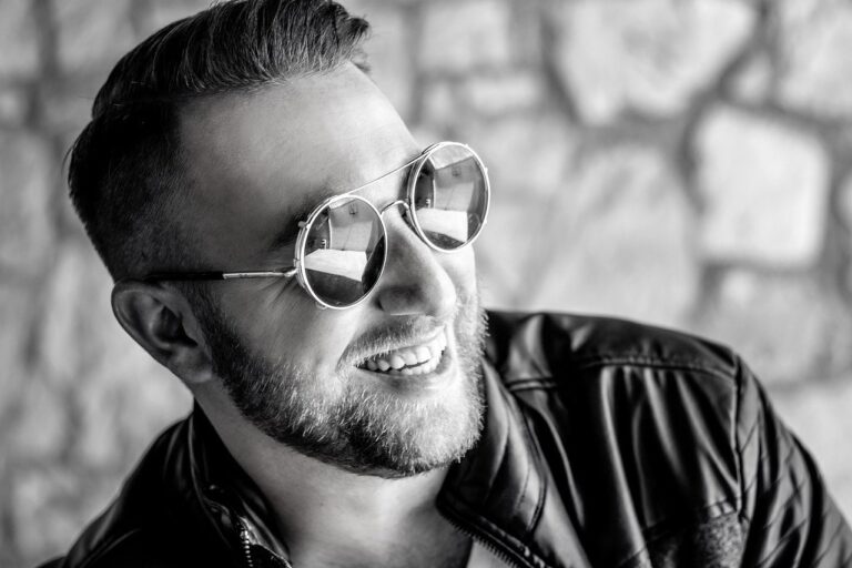 Homme élégant portant des lunettes de soleil modernes en pleine lumière