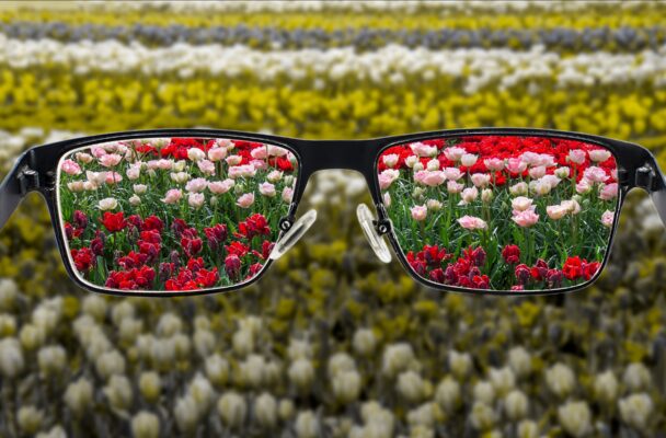 Homme essayant des lunettes pour daltoniens afin d'améliorer sa perception des couleurs