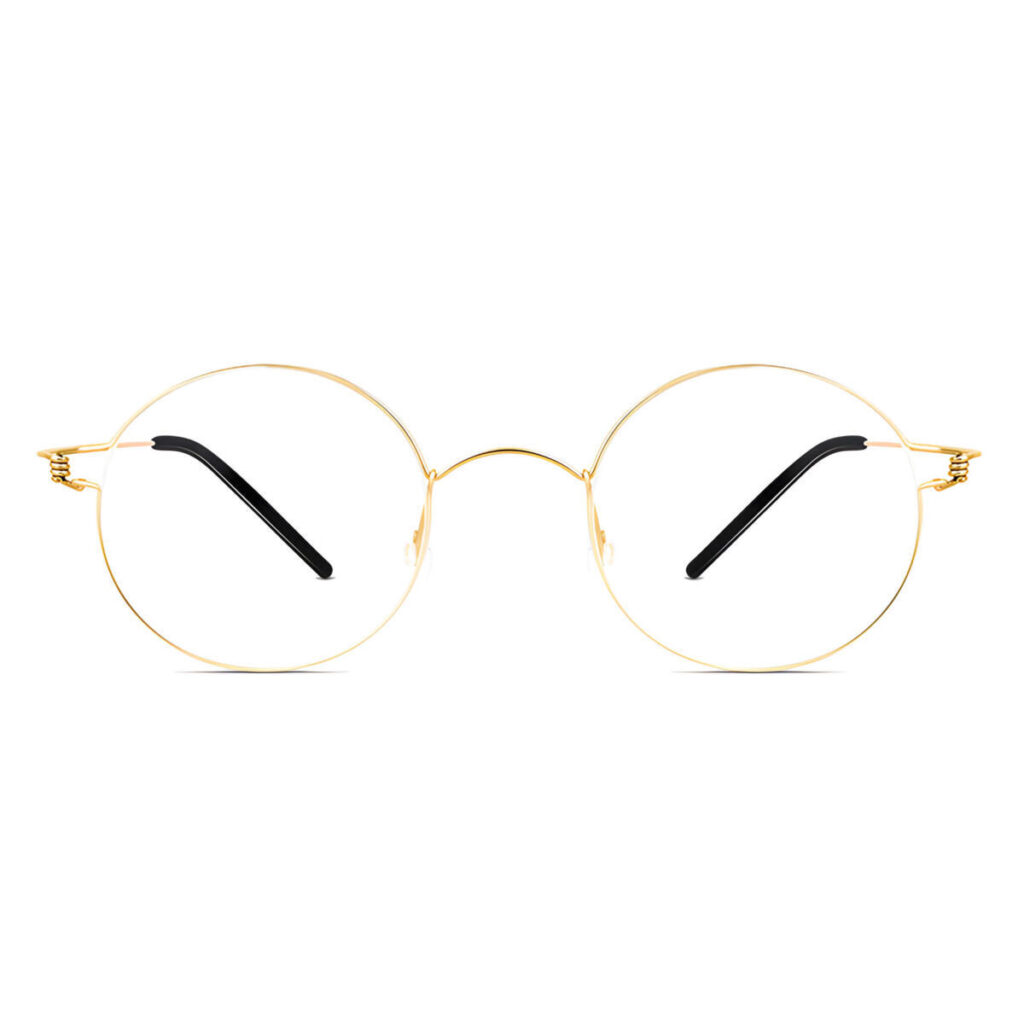 Homme portant des lunettes rondes fines en titane doré au design minimaliste