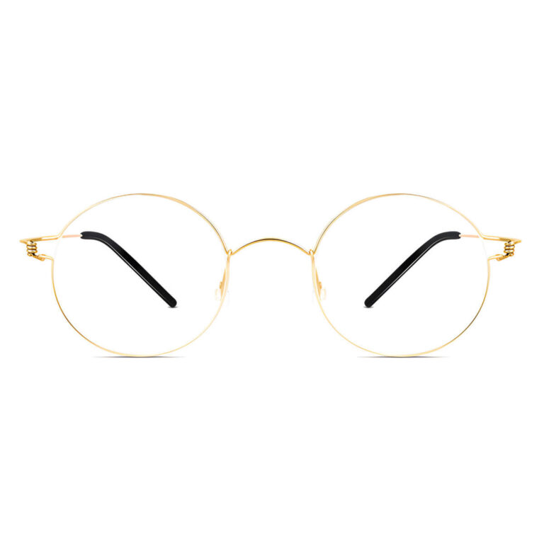 Homme portant des lunettes rondes fines en titane doré au design minimaliste