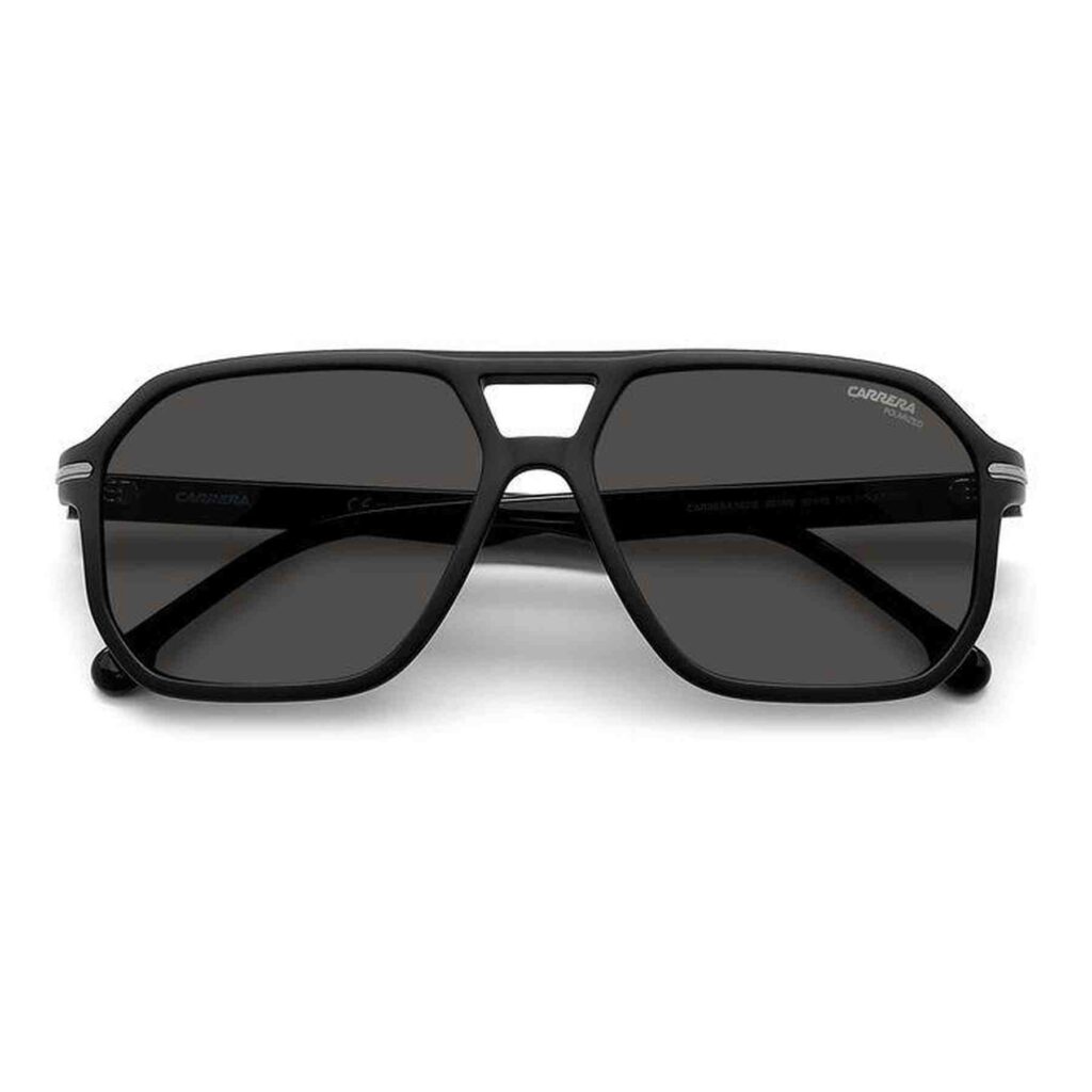 Homme portant des lunettes Carrera modernes avec design sportif, modèle tendance 2024