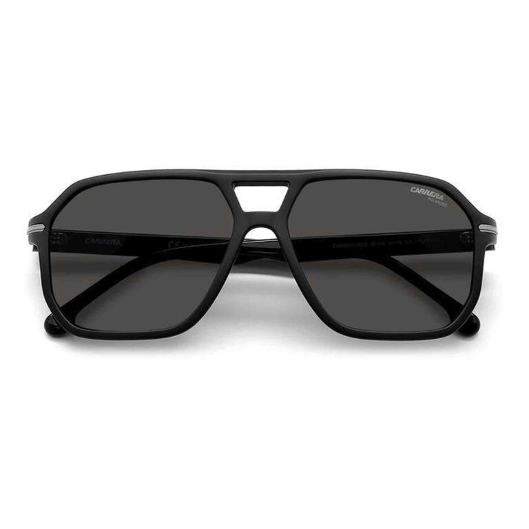 Homme portant des lunettes Carrera modernes avec design sportif, modèle tendance 2024