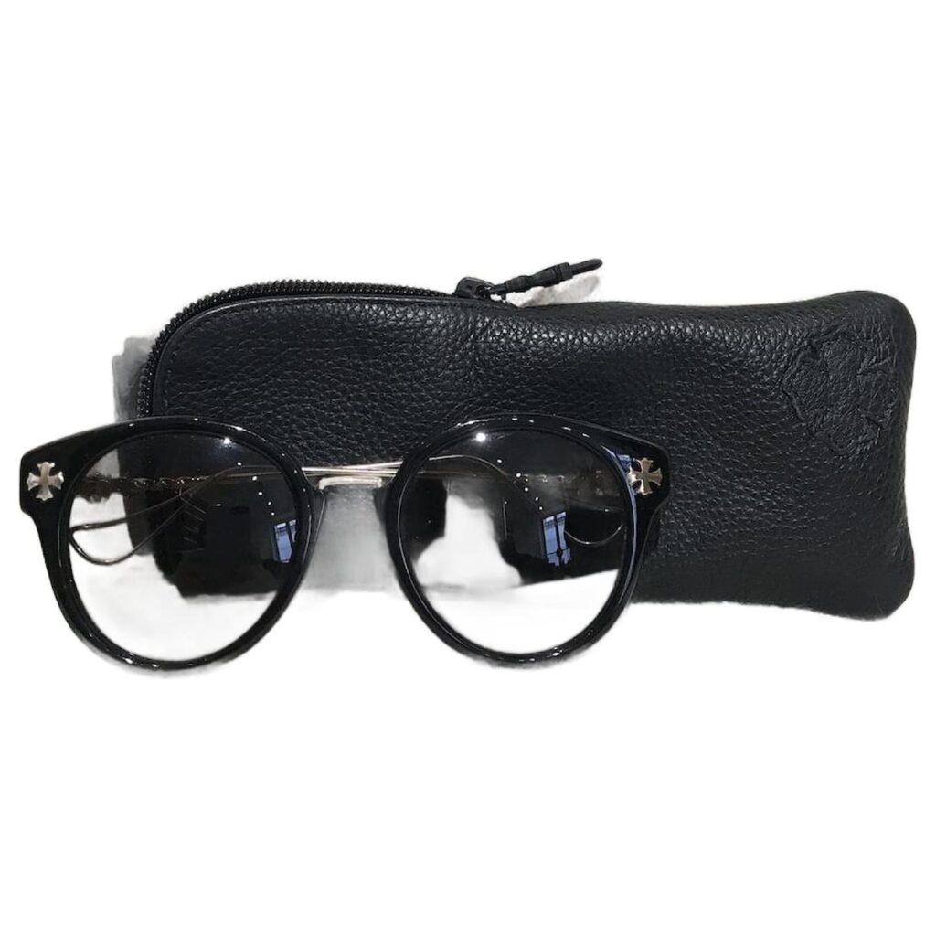 Lunettes Chrome Hearts noir avec détails luxueux en gros plan