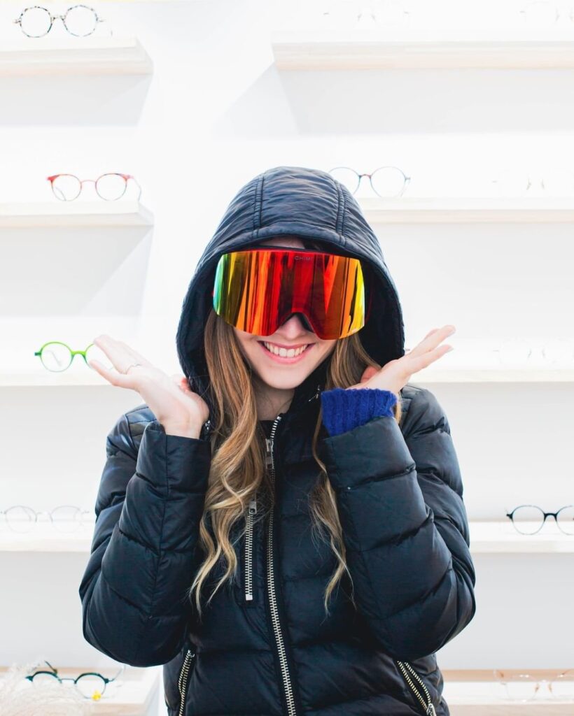 Skieur portant des lunettes de ski haute performance avec une vue dégagée sur la montagne