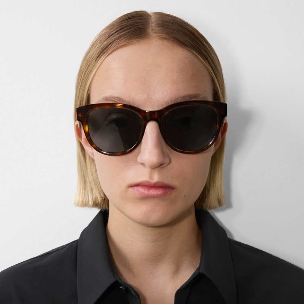 Lunettes de soleil Burberry rondes en acétate havane foncé, élégance signature de la marque