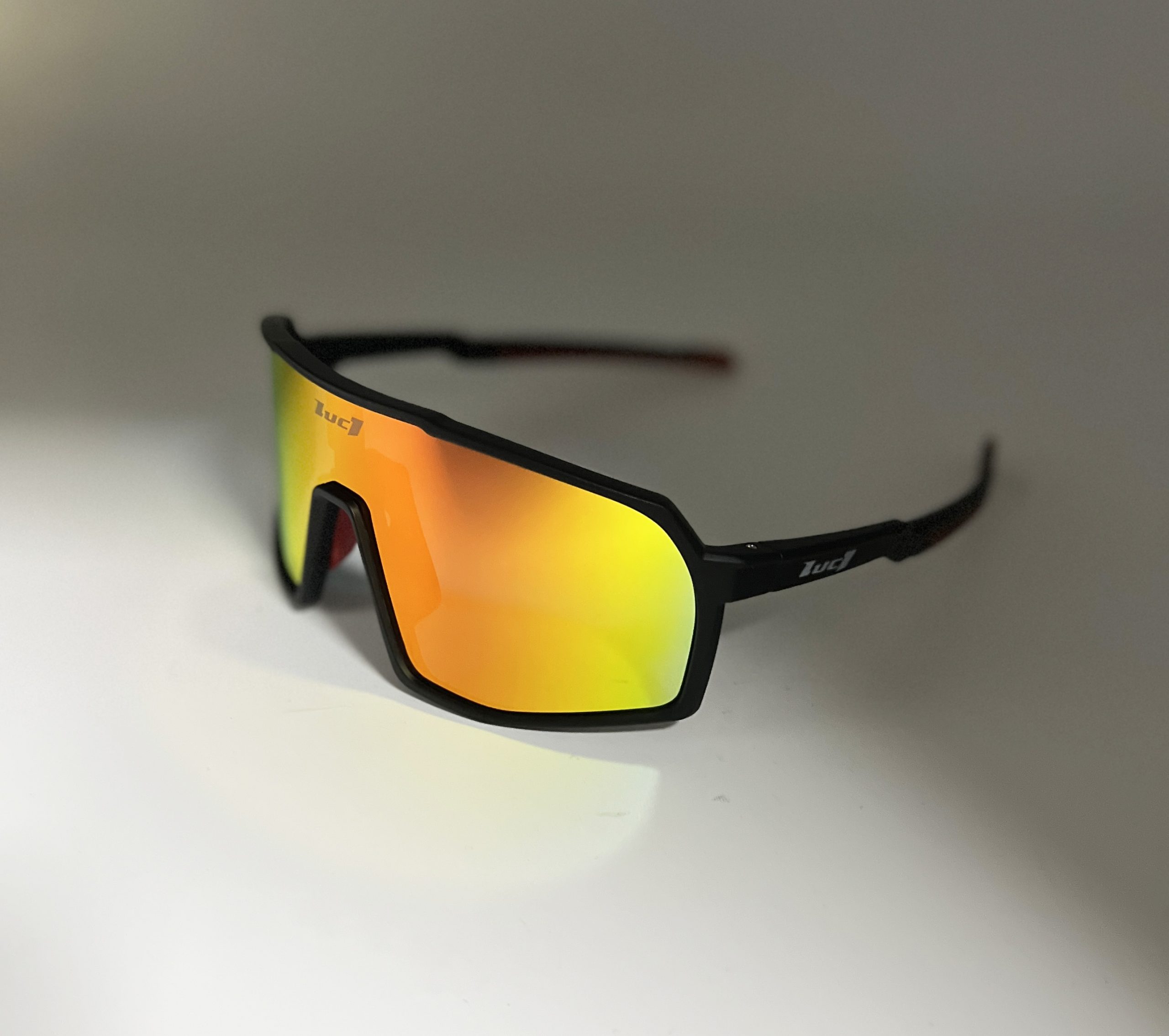 lunettes de sport avec différents verres et accessoires