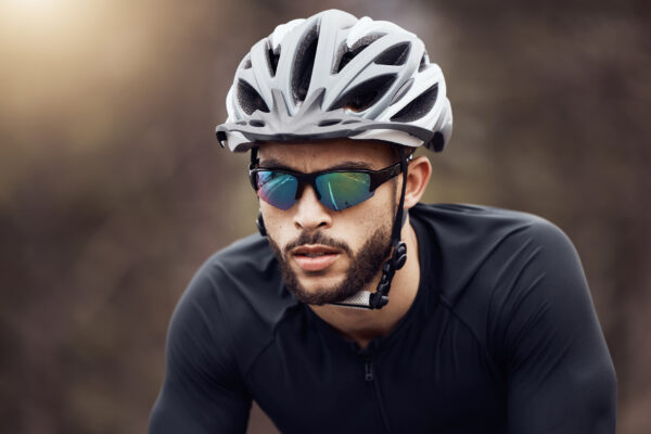 Sportive portant des lunettes de soleil adaptées pour une performance optimale