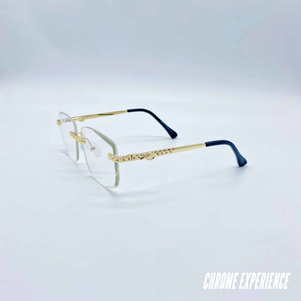 Homme portant des lunettes transparentes au design moderne en plein air