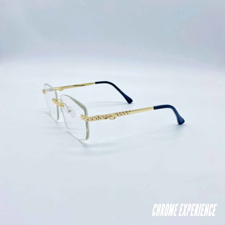 Homme portant des lunettes transparentes au design moderne en plein air