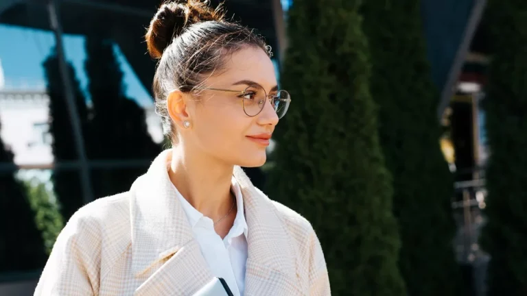 Femme avec visage rond portant des lunettes élégantes parfaitement adaptées à sa morphologie