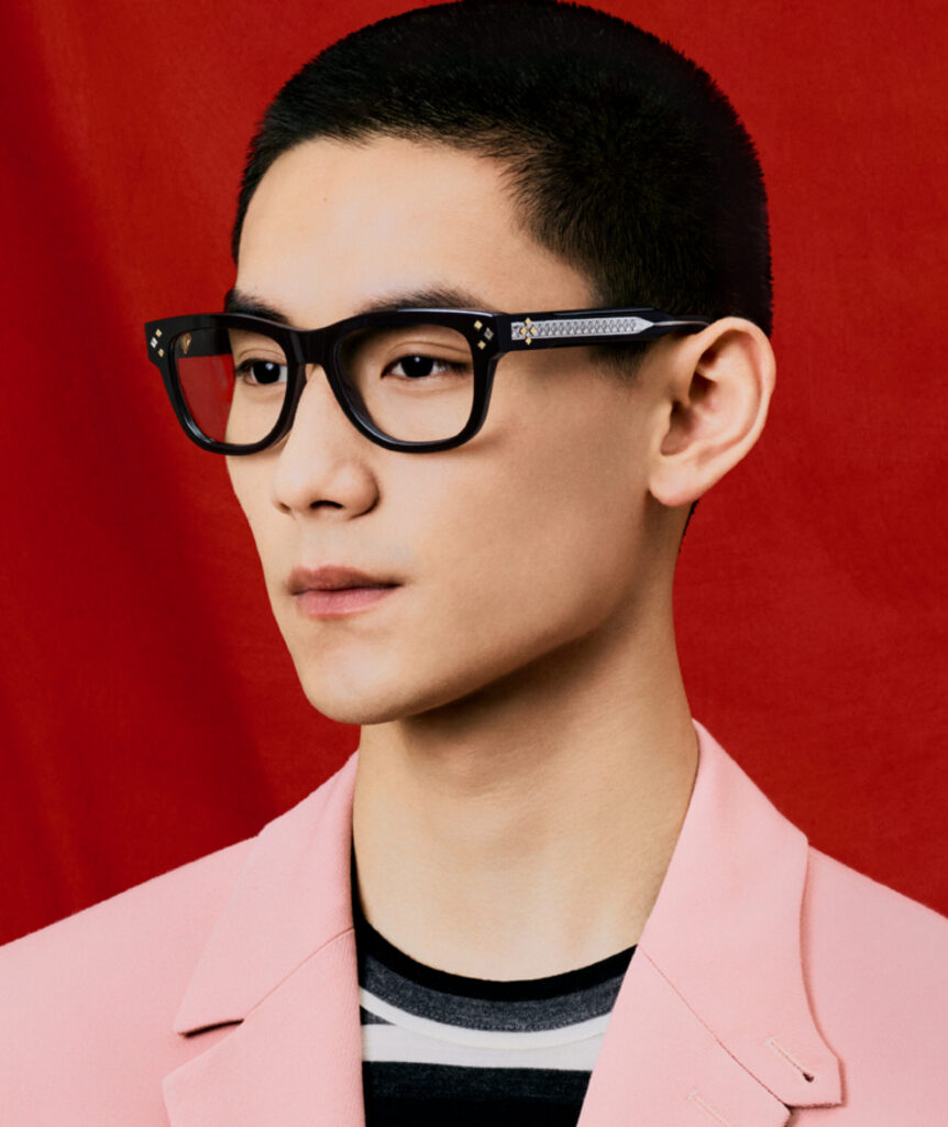 Homme portant des lunettes Dior élégantes de la collection printemps-été