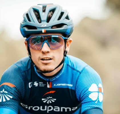 Sportif portant des lunettes de vue techniques pendant un entraînement intense en extérieur