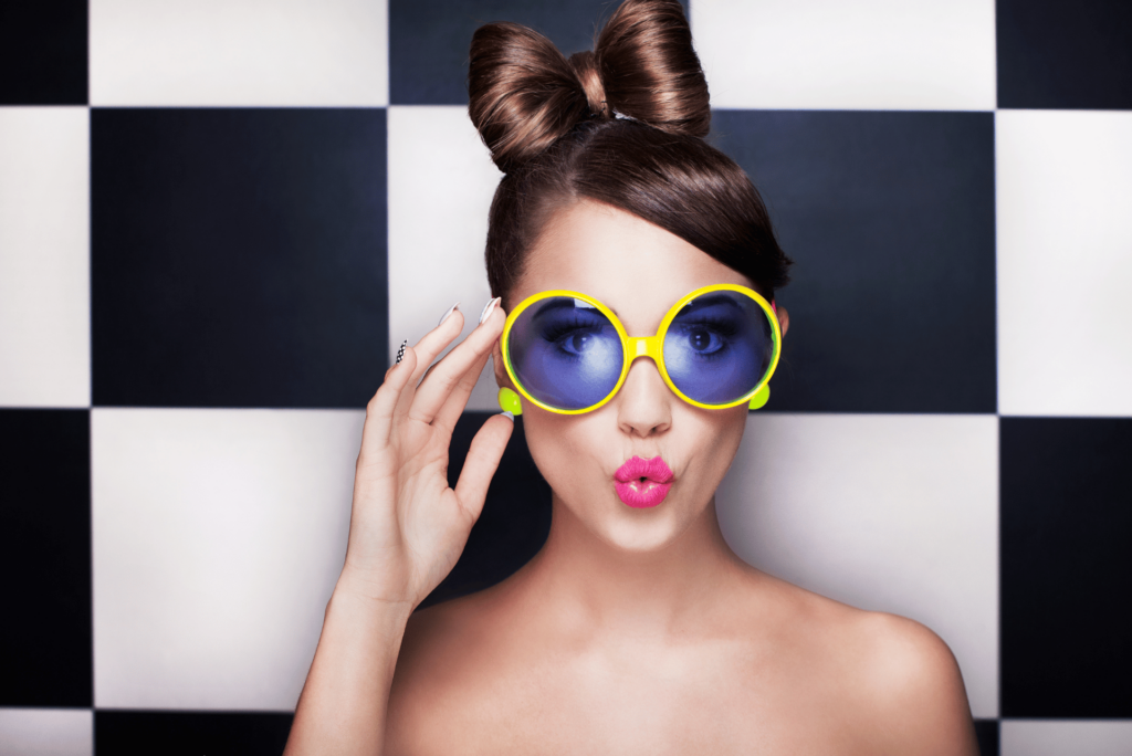 femme lunettes de soleil jaunes