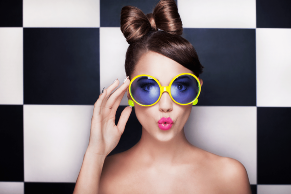 femme lunettes de soleil jaunes