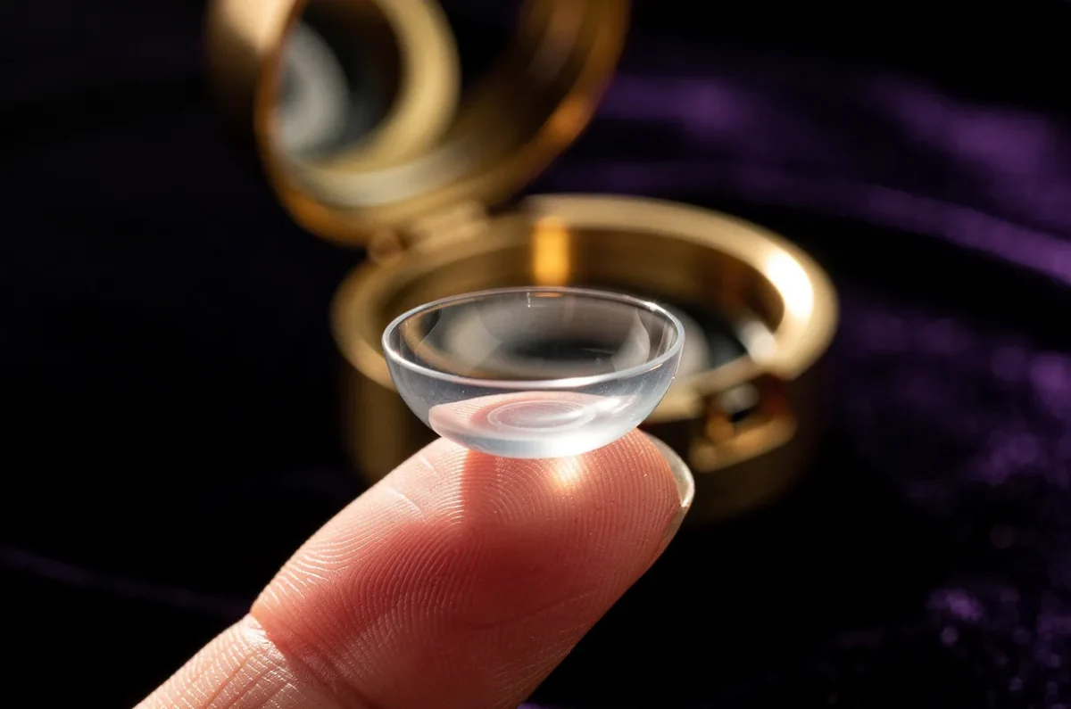 Une lentille de contact souple sur le bout d'un doigt