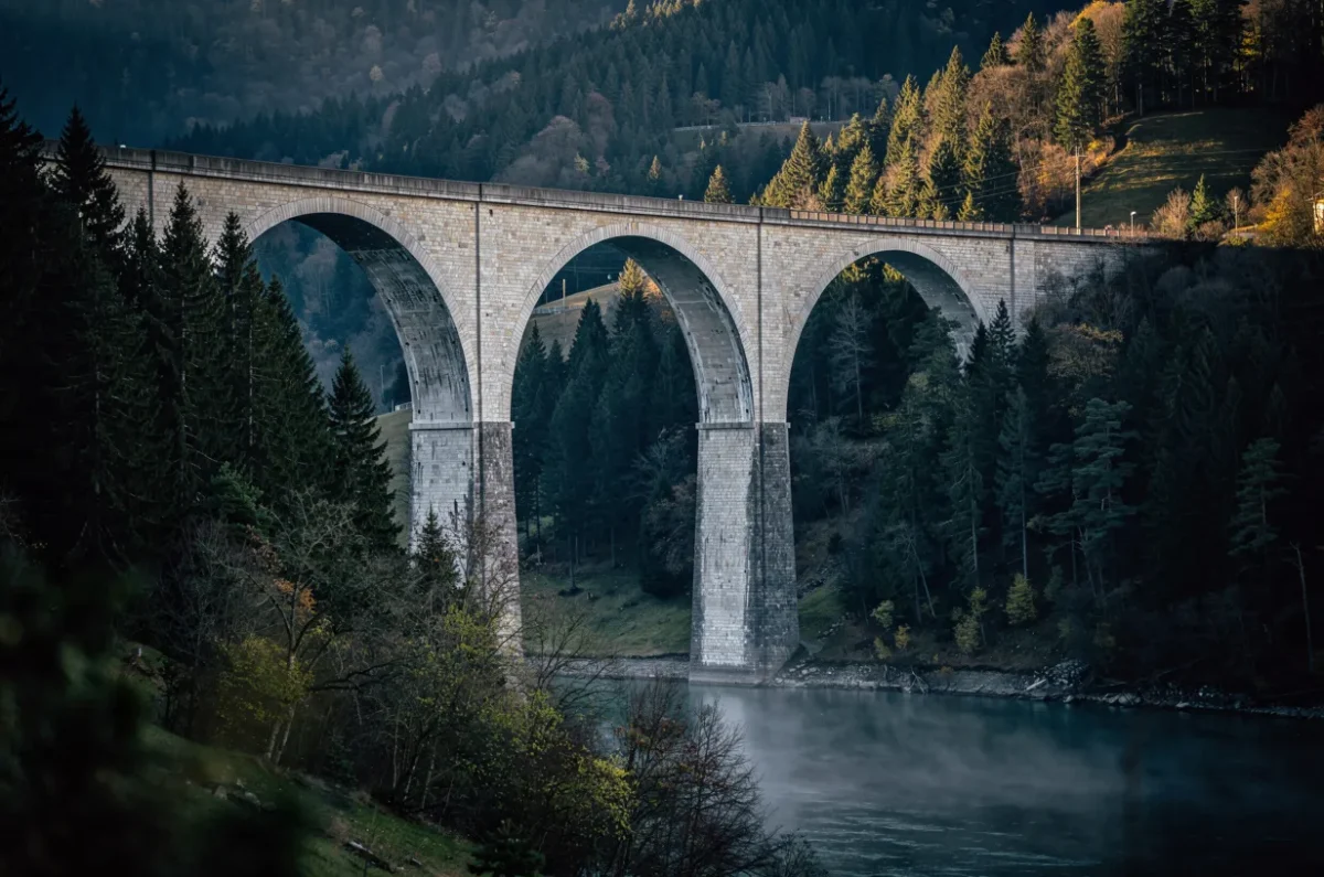 Le viaduc de Morez dans le Haut-Jura, au crépuscule