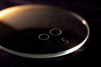 Les gravures d'un verre progressif : deux cercles et le chiffre de l'addition
